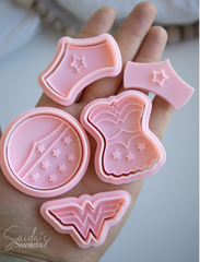WONDER WOMAN EMBOSSER SET BY SAIDAS SWEETS